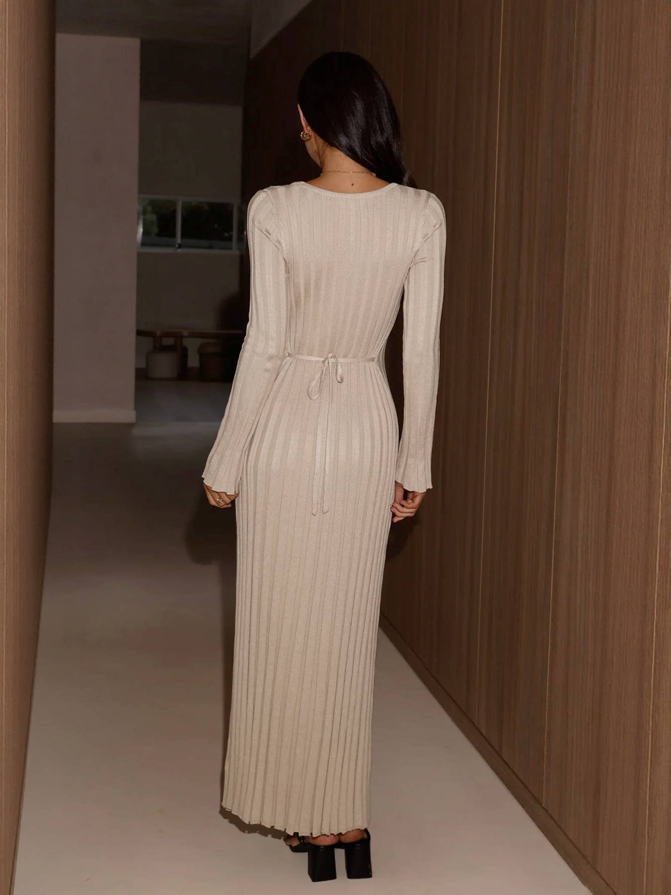 Elegant and stylish long-sleeved knitted dress