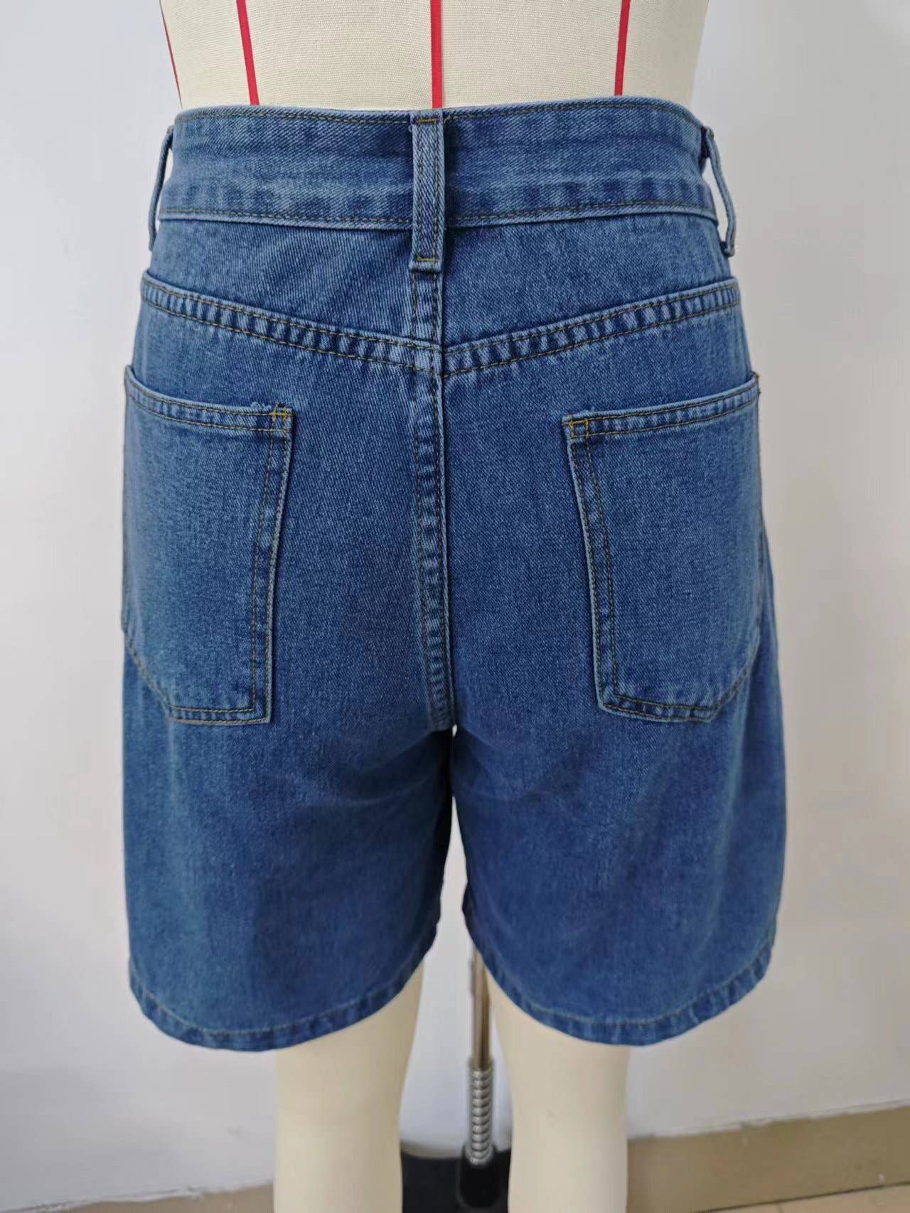 WASHED WAIST ADJUSTABLE DENIM QUARTER SHORTS