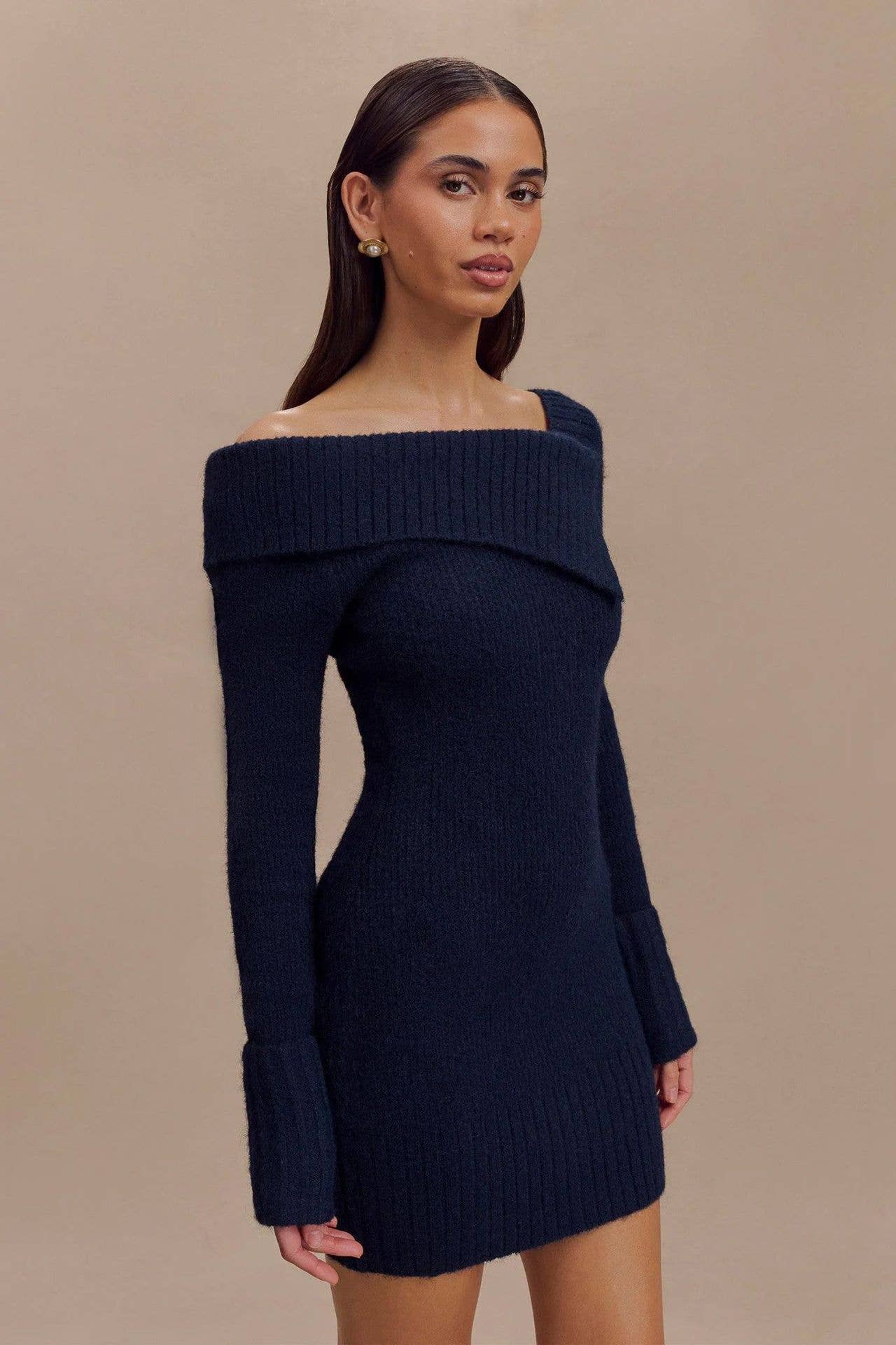 Off-the-shoulder long-sleeved body-hugging dress