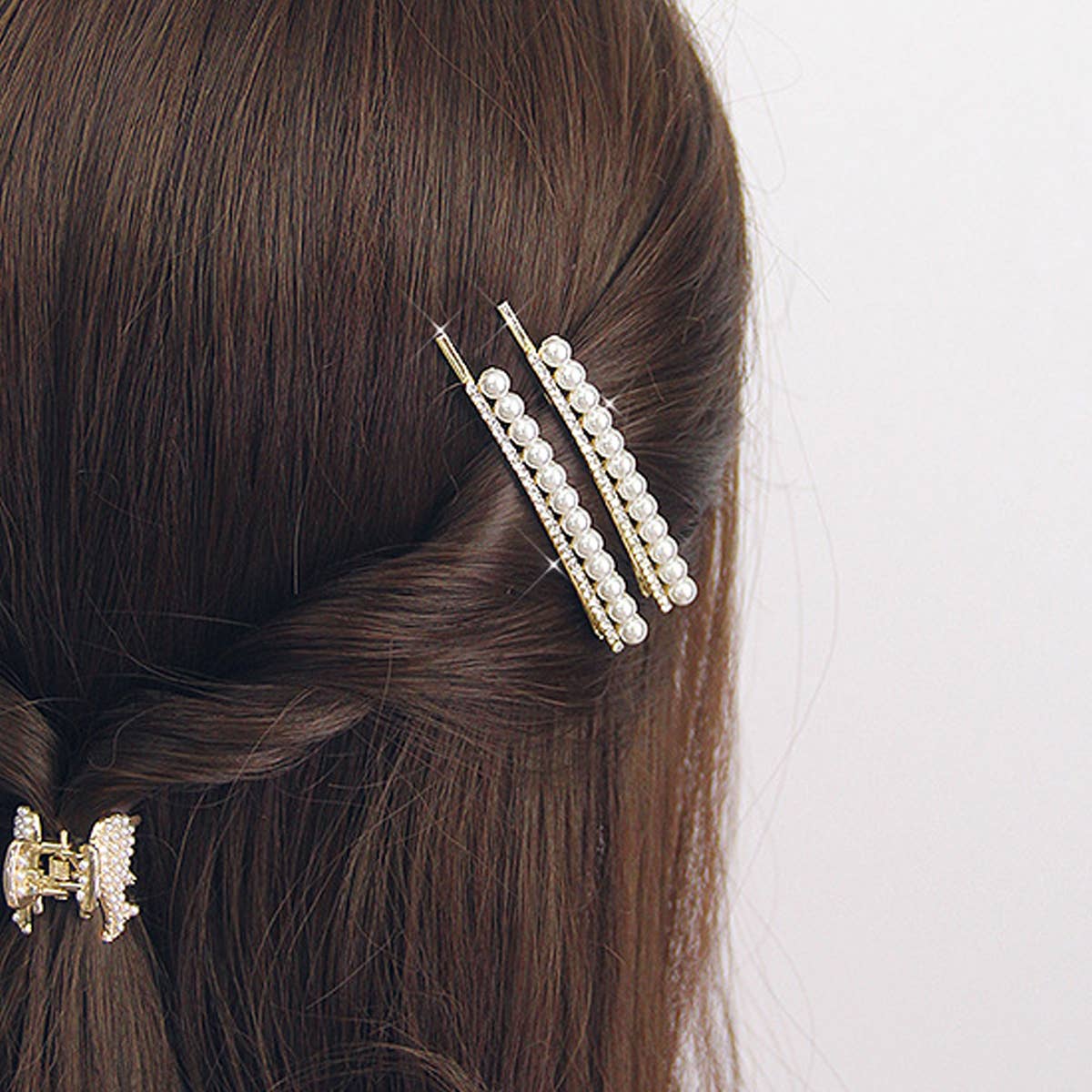 A PAIR OF ELEGANT PEARL AND RHINESTONE HAIR PIN_CWAHA1232