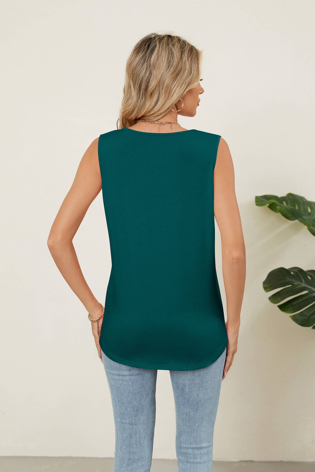 Solid color crew neck design sleeveless vest