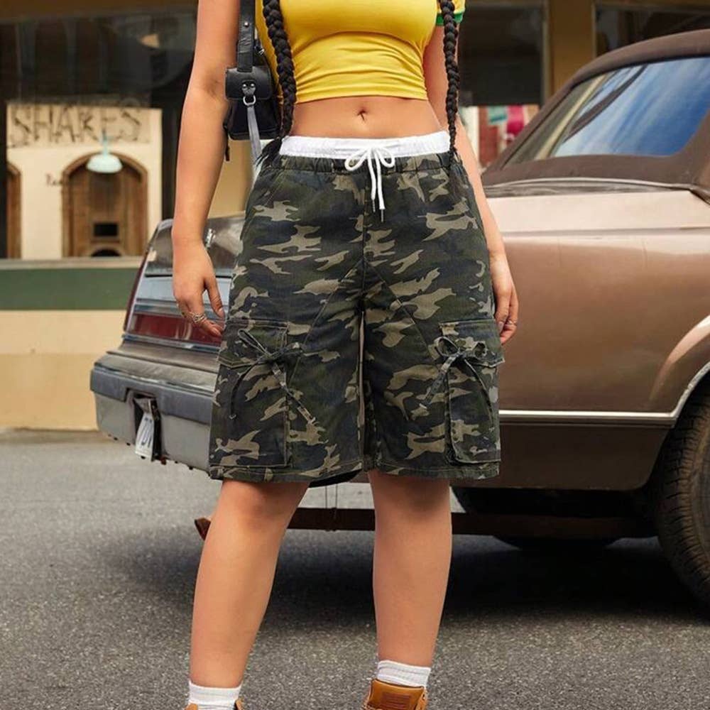 Color-blocking multi-pocket camouflage shorts