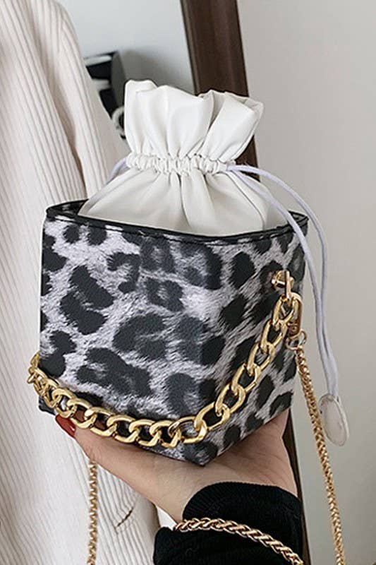 CHAIN SMALL SQUARE BOX BUCKET MAKEUP BAG_CWAB347