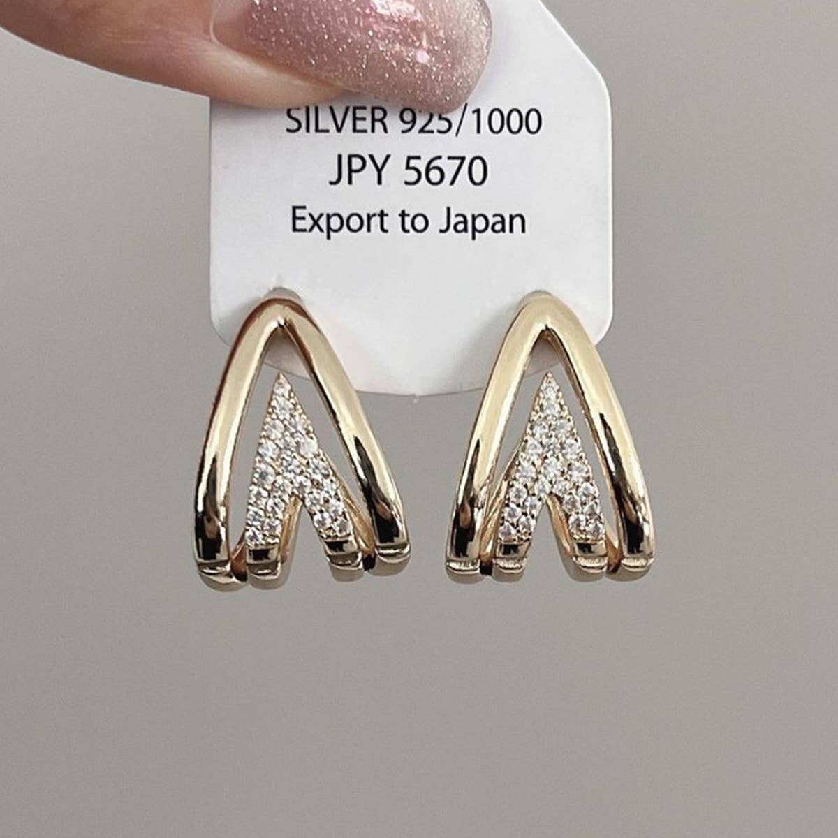 MINIMALIST V-SHAPED EARRINGS