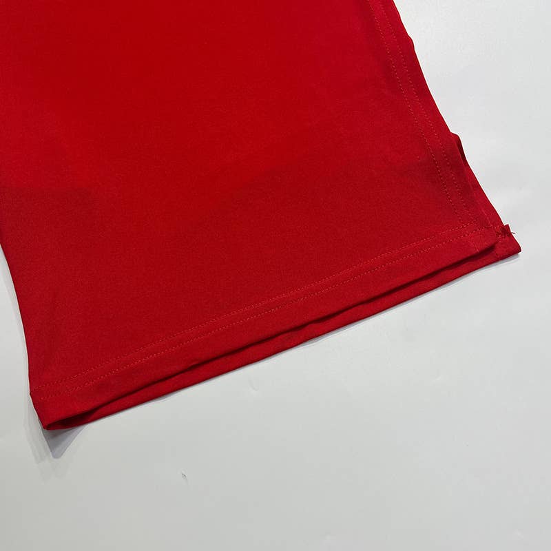 Figure-hugging slit dress with a sense of design