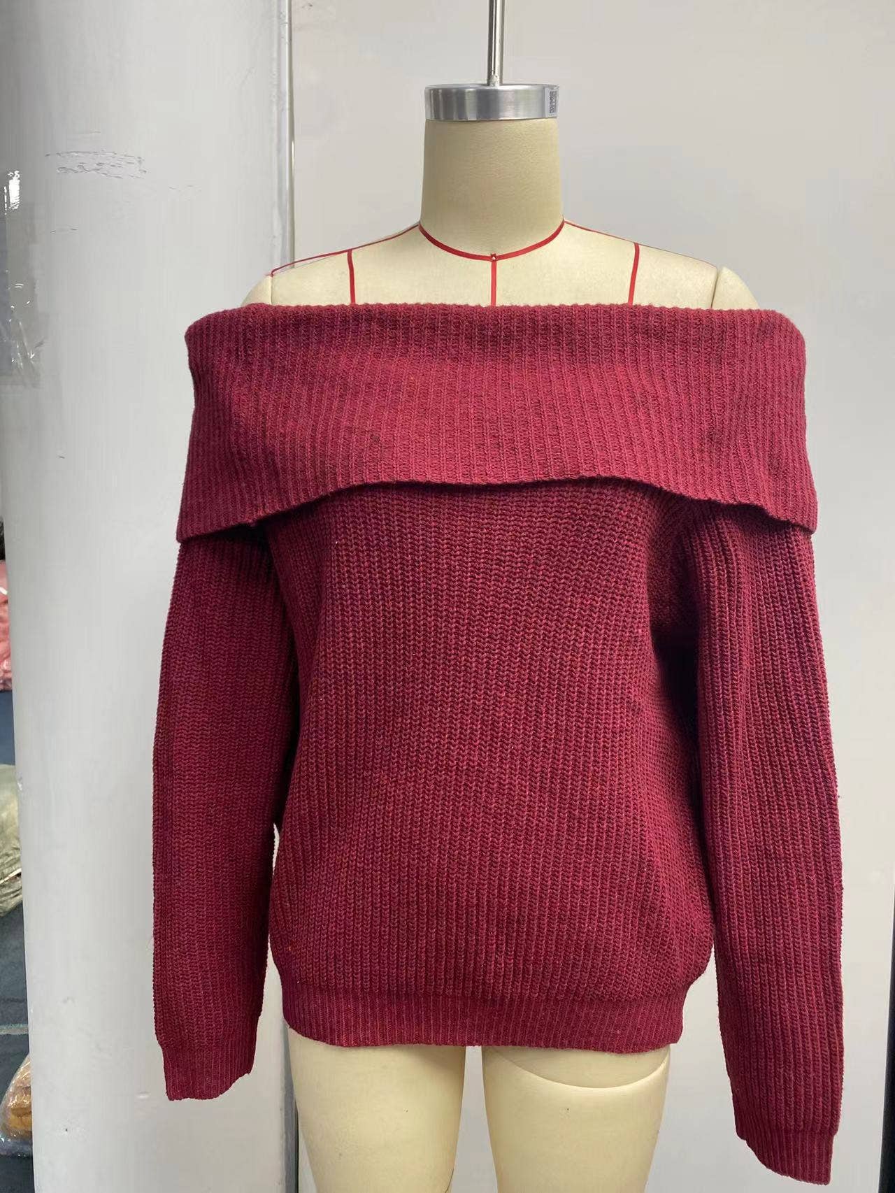 STRAPLESS SHOULDER SWEATER IN SOLID COLOR