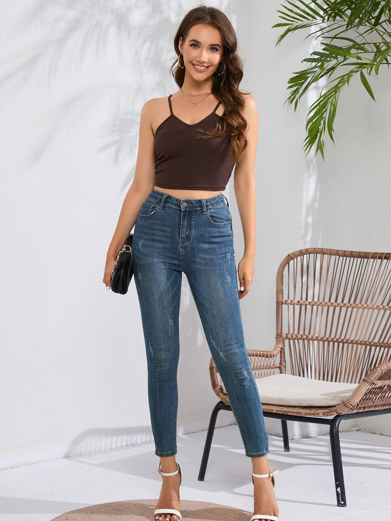 Slim-fitting,umbilical,short V-neck halter top