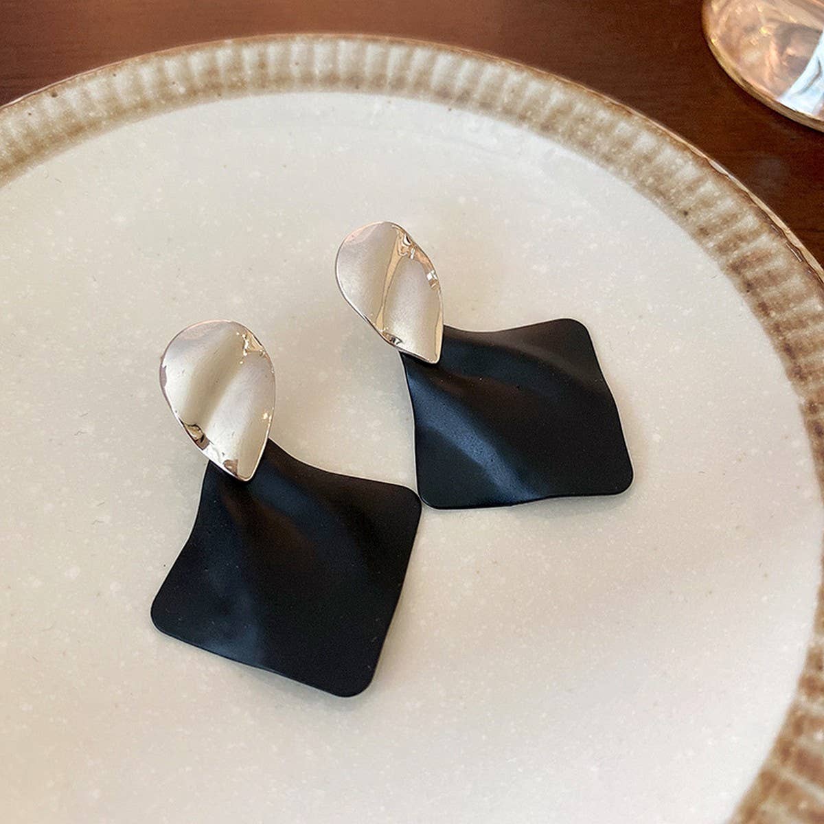 EXAGGERATED PLEATED GEOMETRIC LUXURY EARRINGS_CWAJE2354