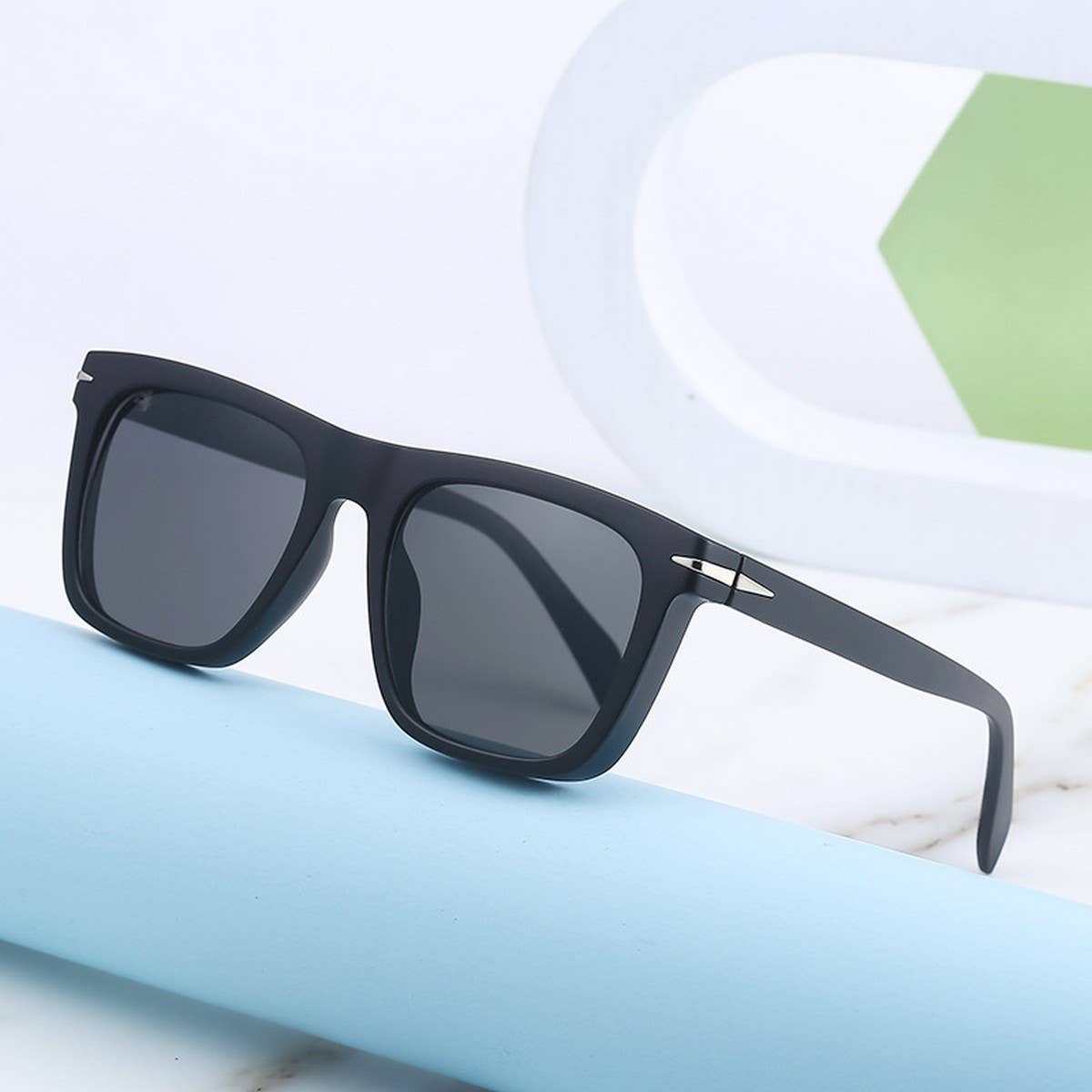 FASHIONABLE SQUARE FRAME SUNGLASSES