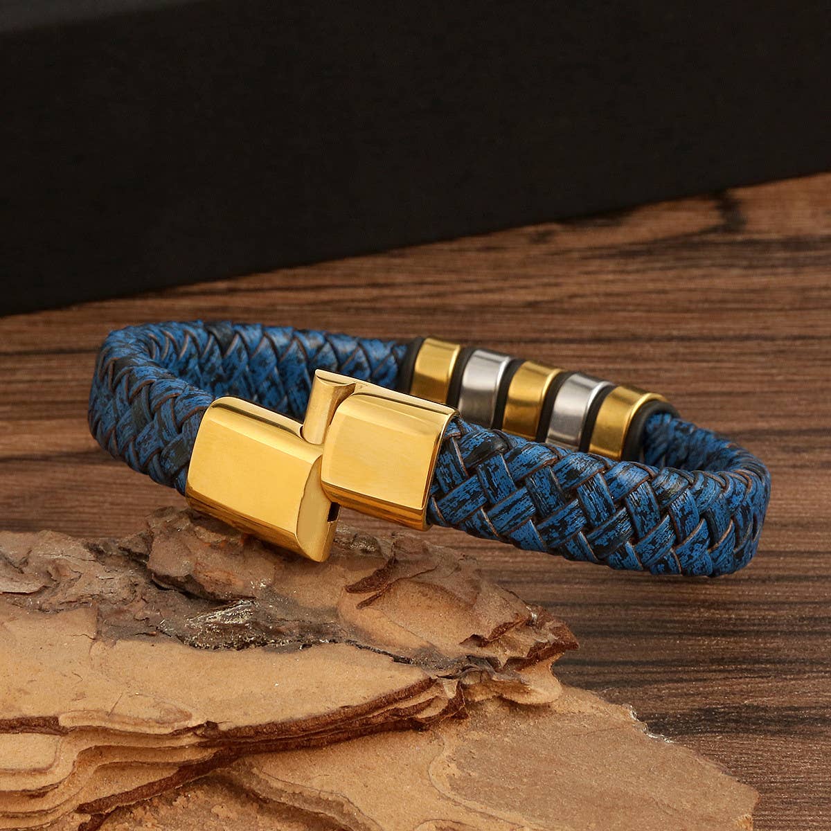LAKE BLUE LEATHER MAGNET BUCKLE BRACELET