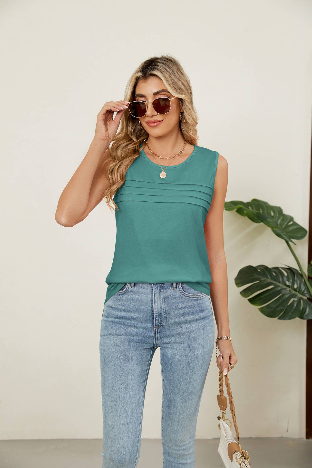 Solid color crew neck design sleeveless vest