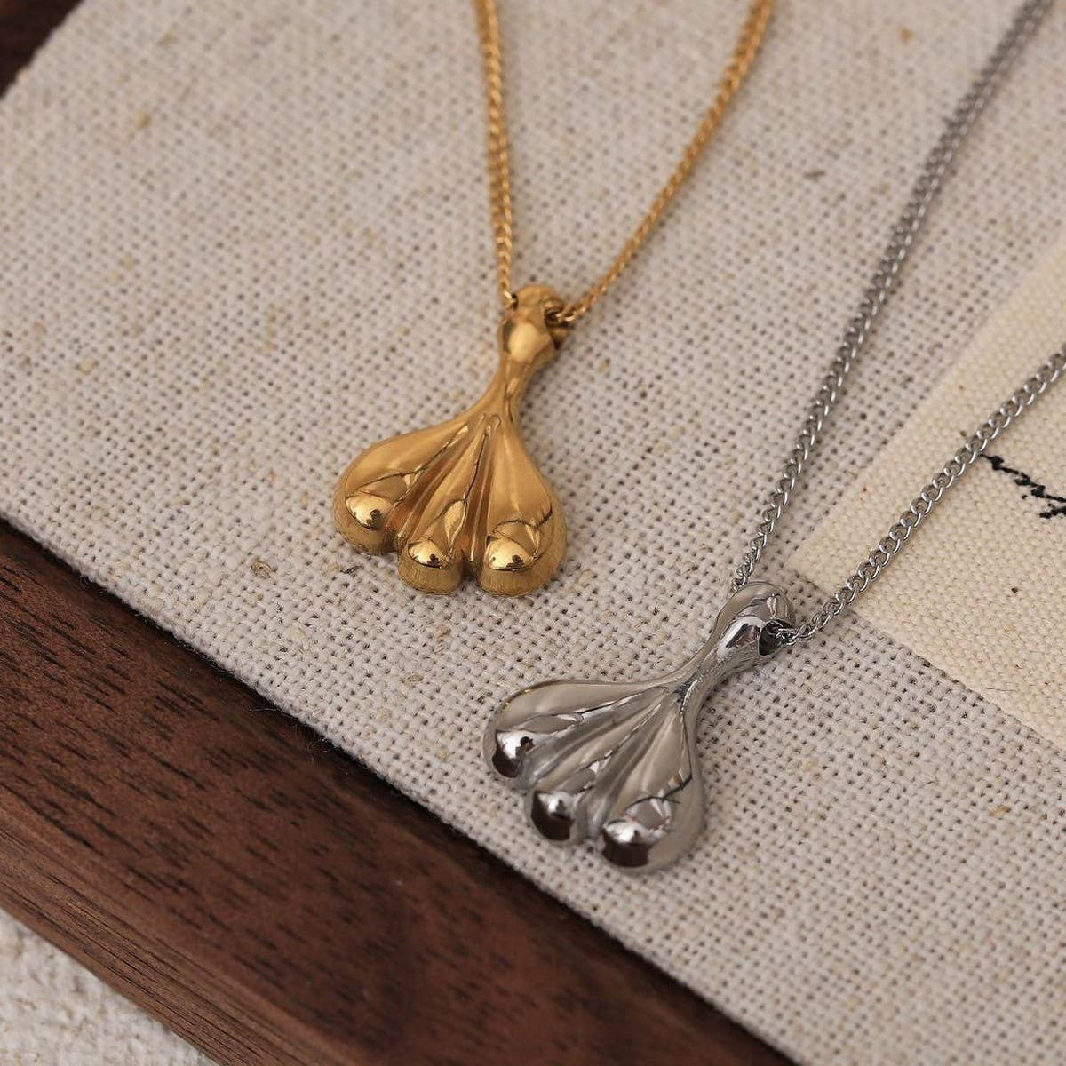 Small skirt fan-shaped teardrop necklace_CWMM5585