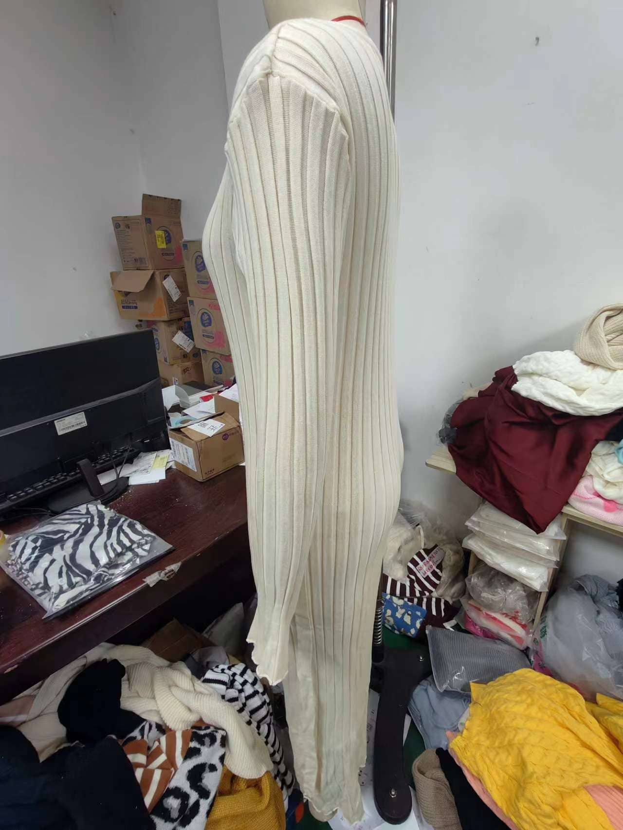 SLIM KNIT SKIRT WITH CASUAL WAIST AND V-NECK