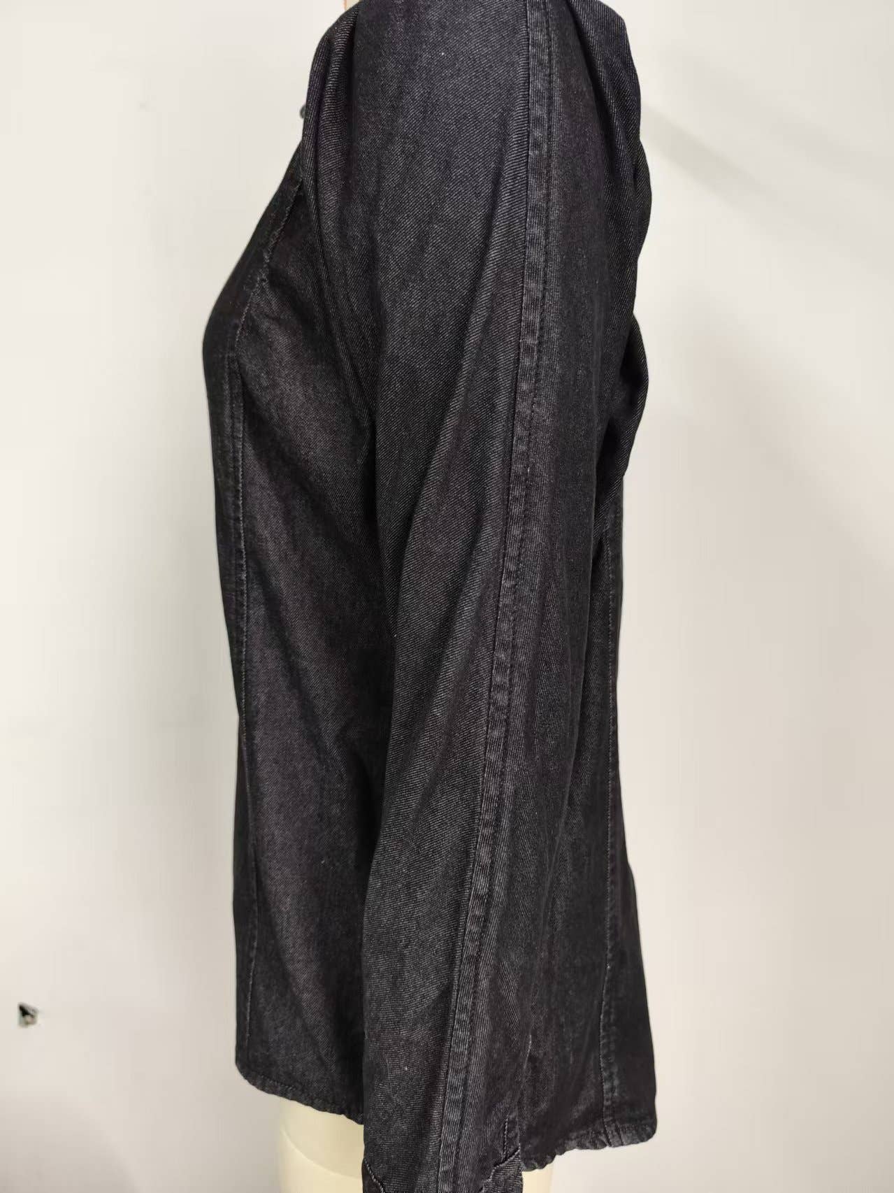 Washed shoulder-shrugging denim long sleeve shirt