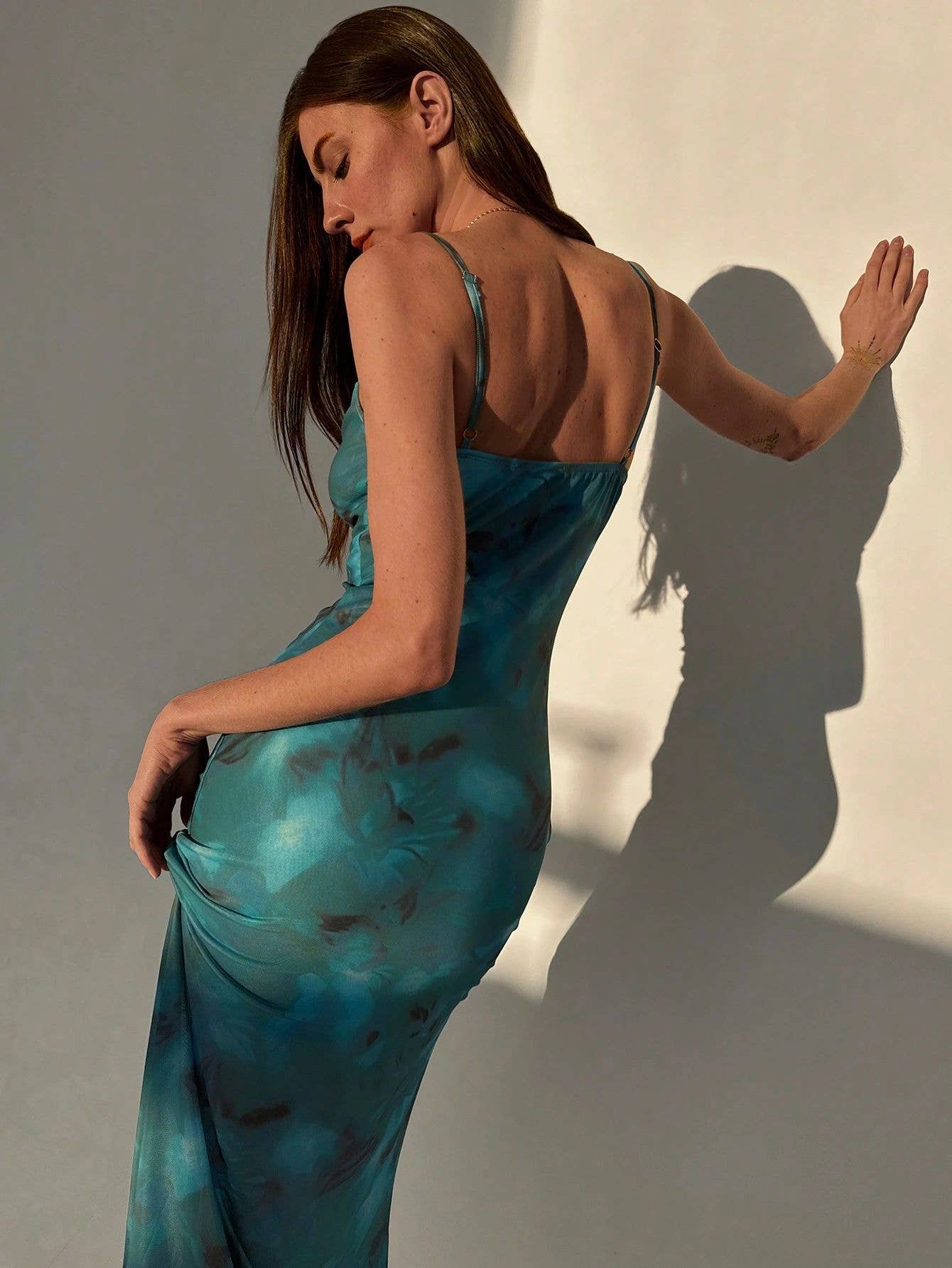 Strapless,form-fitting,high-end mid-length dress