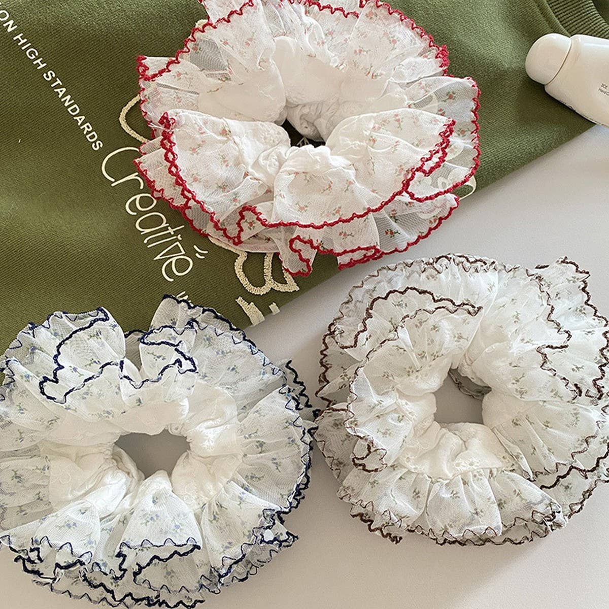 Spring Floral Lace Scrunchie with Sweet Contrast_CWAHA5506