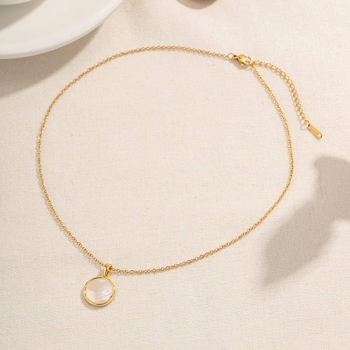 COLD STYLE SHELL ROUND PENDANT NECKLACE