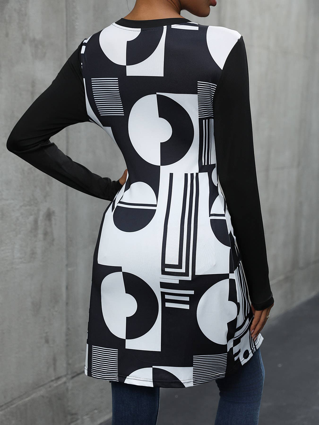 ELEGANT GEOMETRIC PRINT SLIM SLIT T-SHIRT