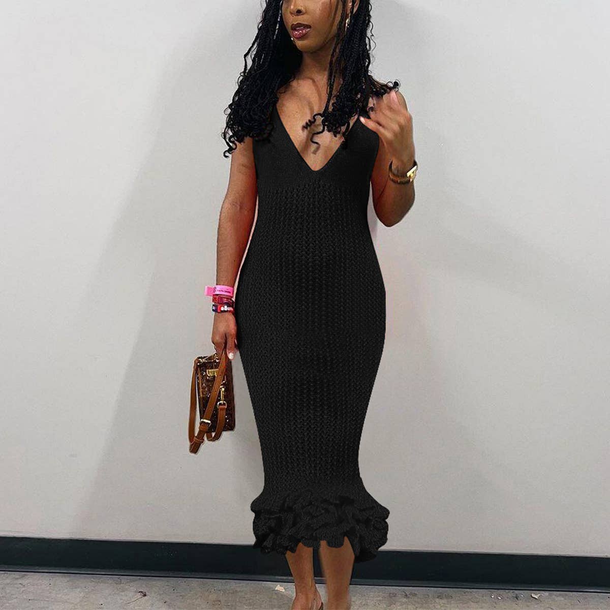 SLIM-FIT KNITTED DRESS WITH BACKLESS WOODEN EARS