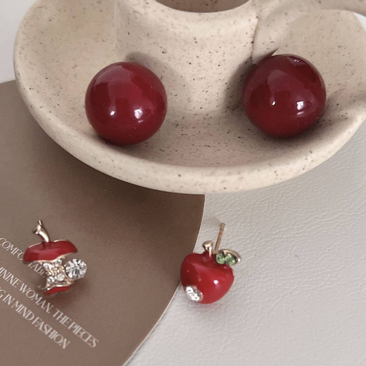 RETRO RED SMALL APPLE EARRINGS_CWAJE1309