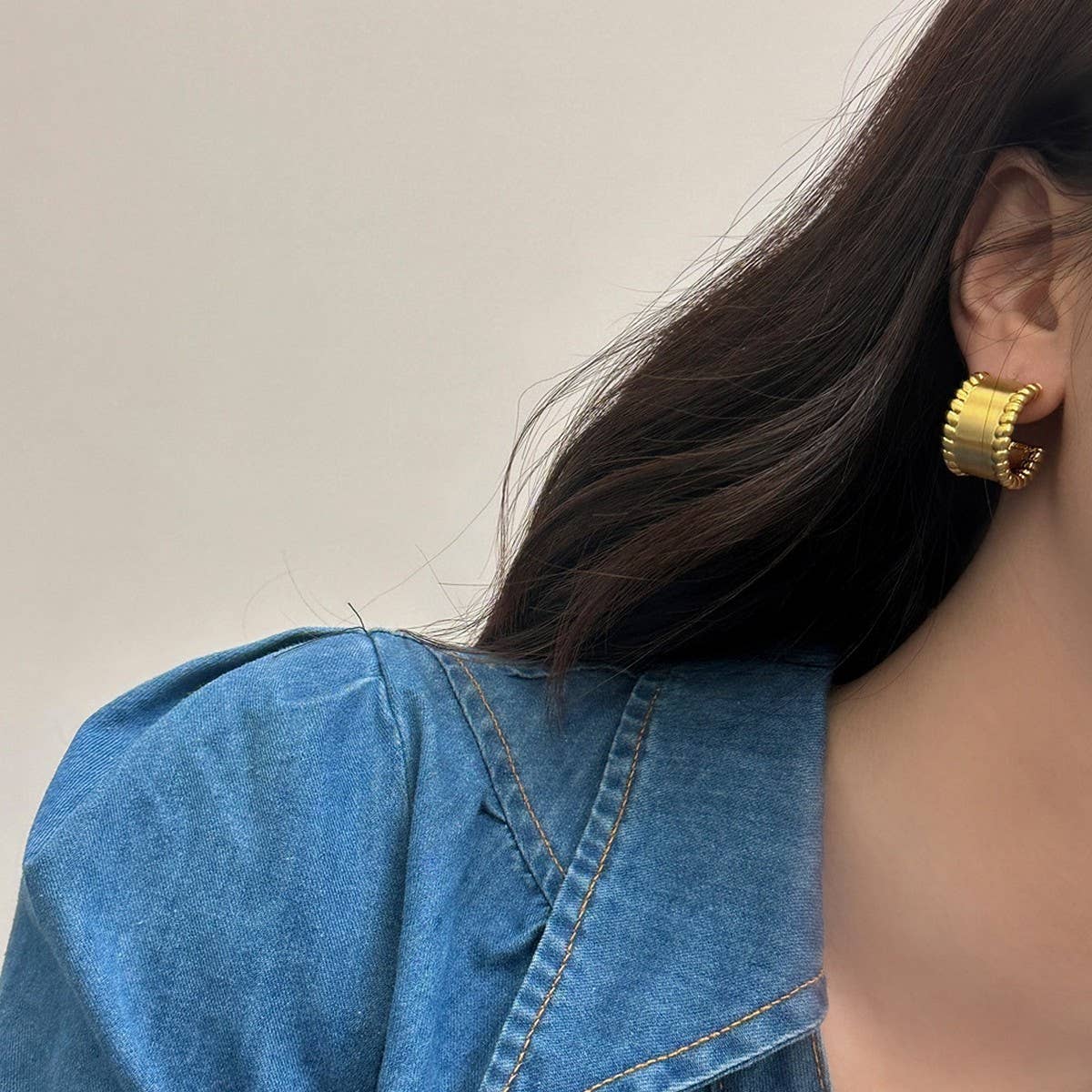 TEMPERAMENTAL AND FASHIONABLE SEMI-ARC EARRINGS