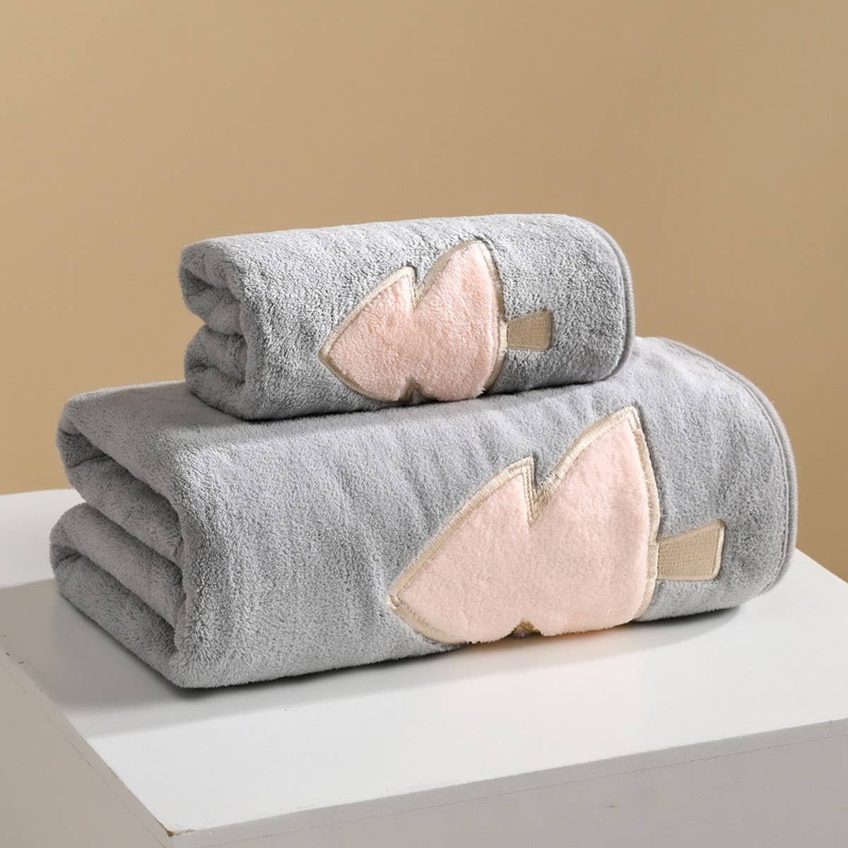 EMBROIDERED CORAL FLEECE ABSORBENT BATH TOWEL