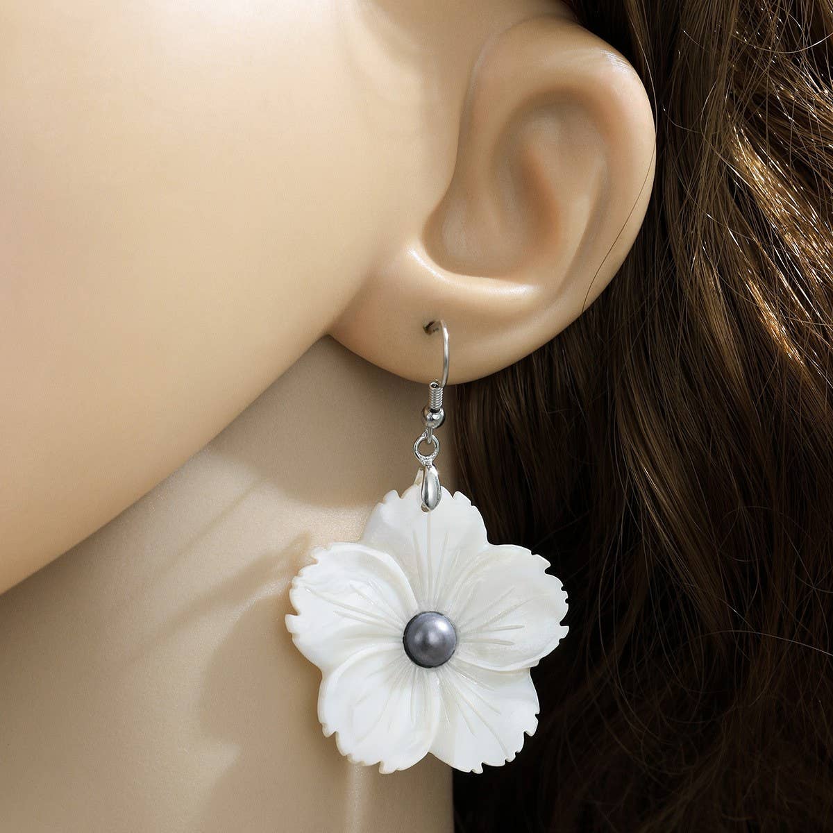 SIMPLE MOTHER OF PEARL FRESHWATER PETAL EARRINGS_CWMM4276