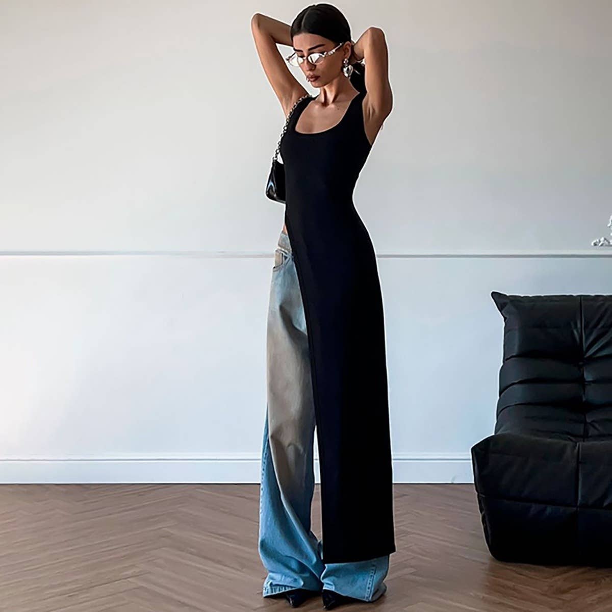 Figure-hugging slit dress with a sense of design