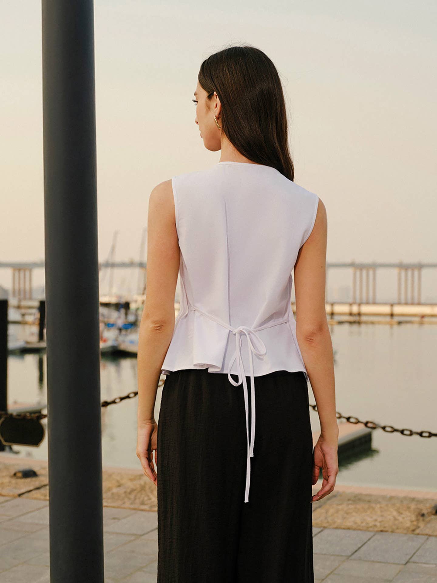 Fashionable solid-color textured vest