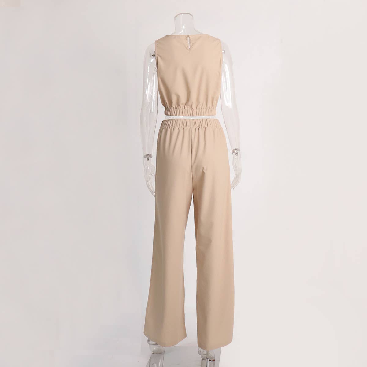 Waistcoat and trousers set that exposes the waist