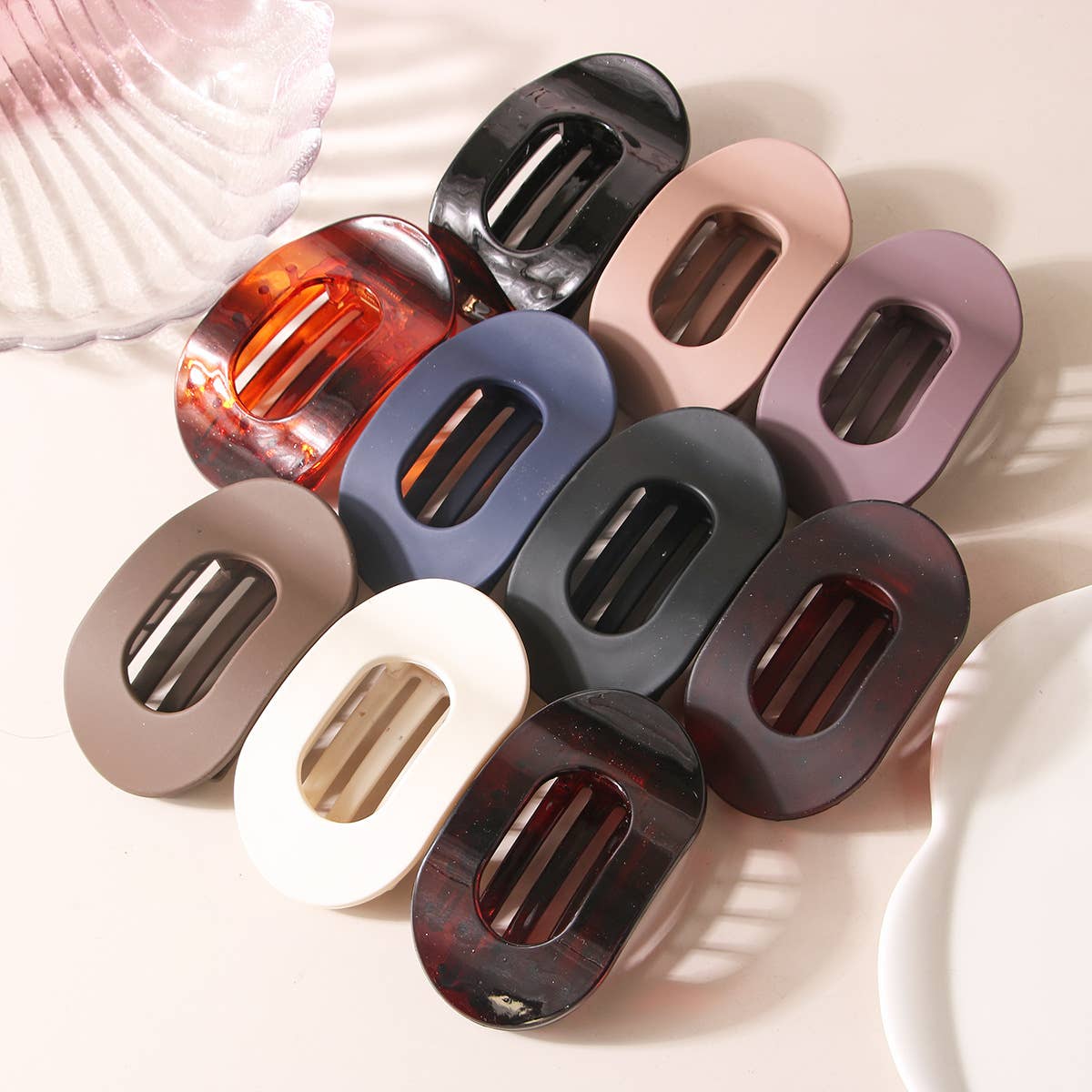 The flat oval hairpin has strong grip