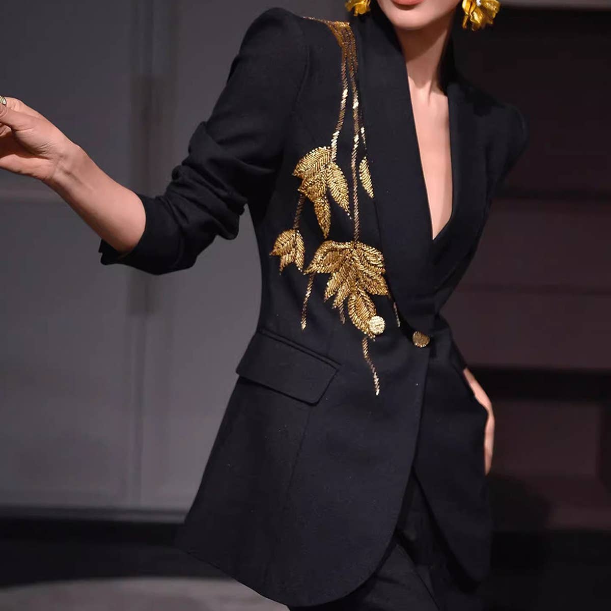 Fashionable Rhinestone Blazer with Elegant Design