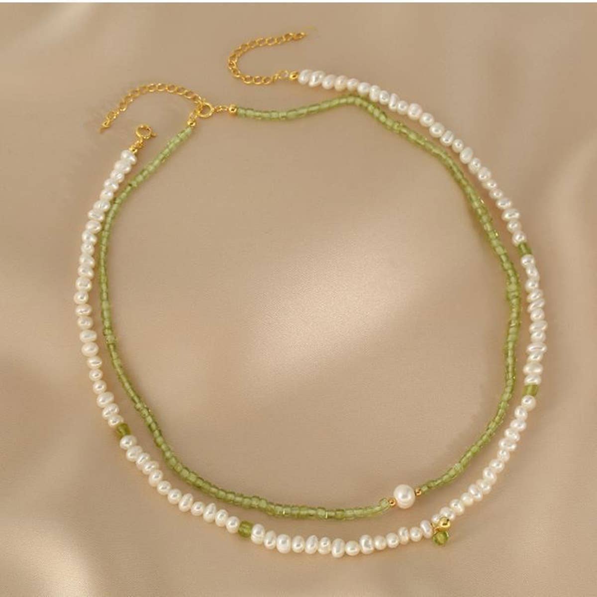 Pearls stacked on double-layer collarbone chain