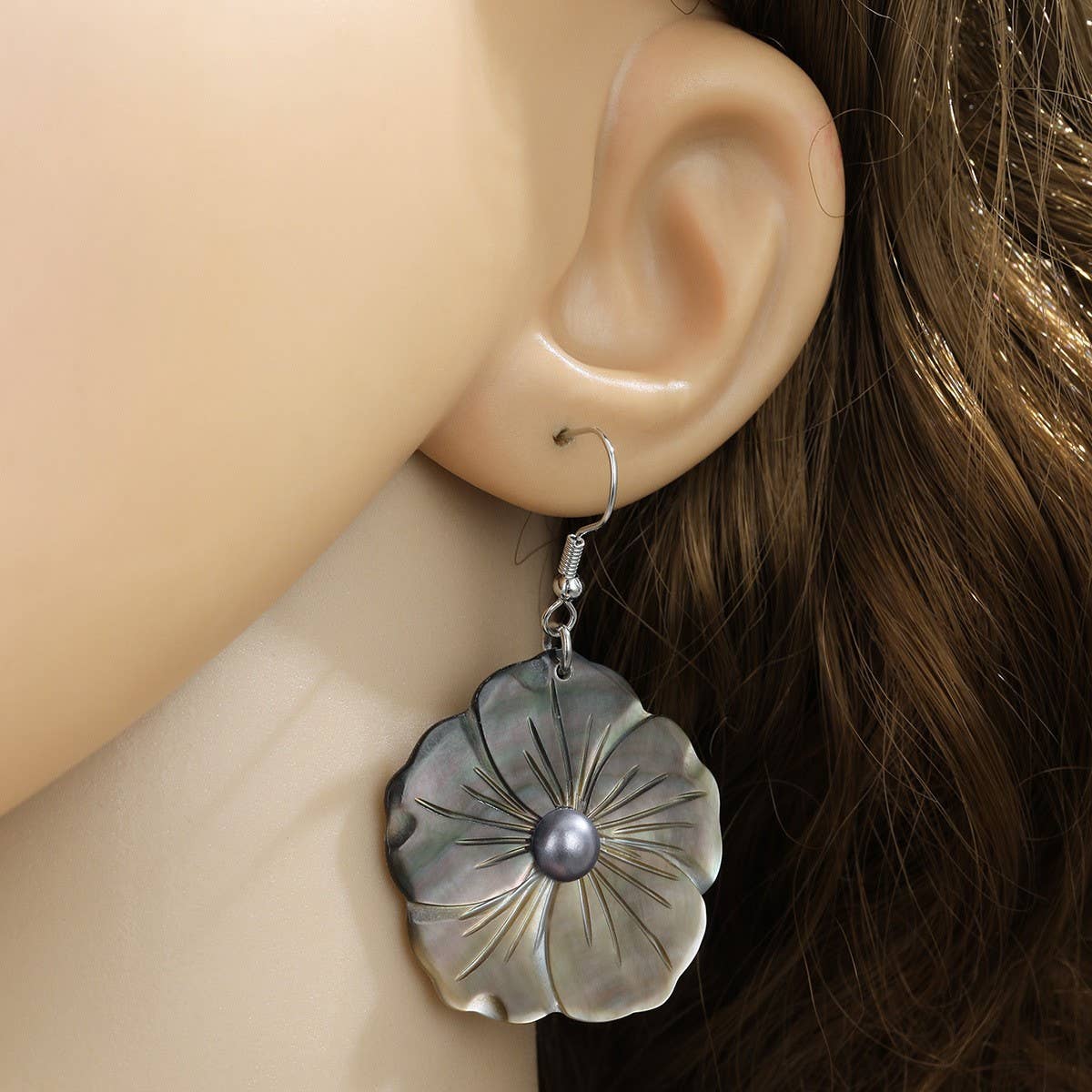 NATURAL BLACK SHELL TEMPERAMENT PETAL EARRINGS