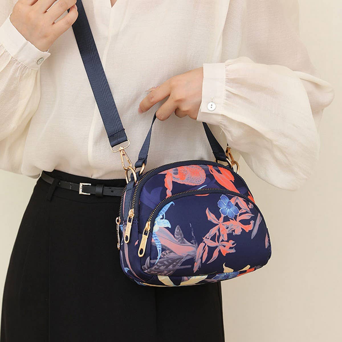 LIGHTWEIGHT NYLON WATERPROOF MINI SHOULDER BAG_CWAB3535