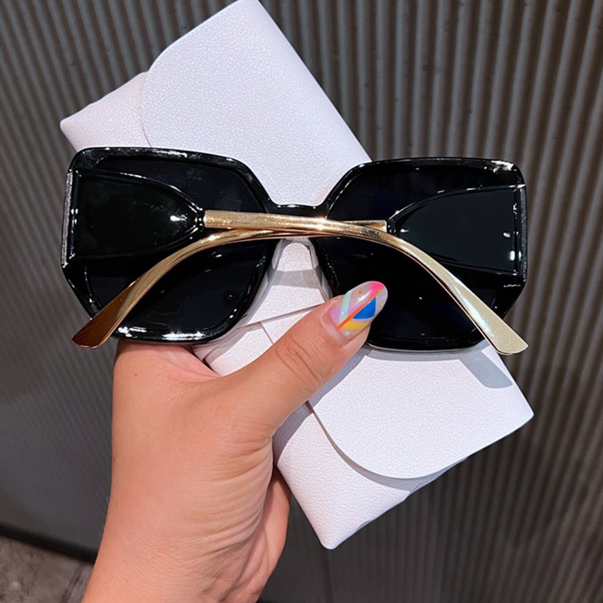 FASHIONABLE LARGE SQUARE FRAME SUNGLASSES