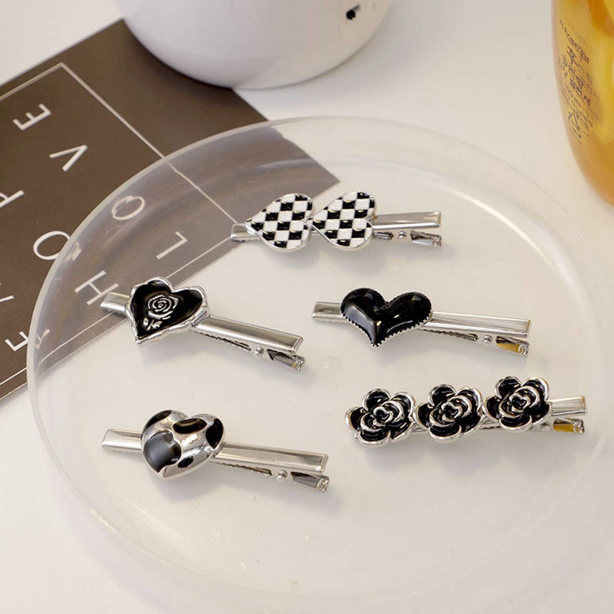BLACK GLAZE FLOWER HEART CHECKERBOARD HAIRPIN_CWAHA4737