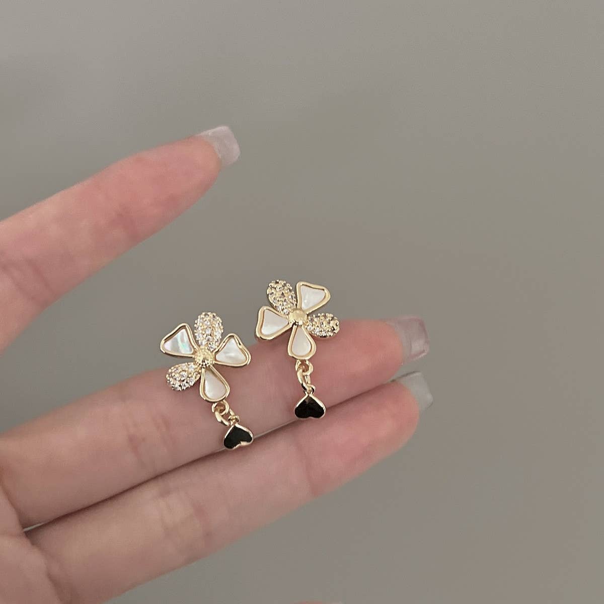 LIGHT LUXURY SHELL FLOWER EARRINGS