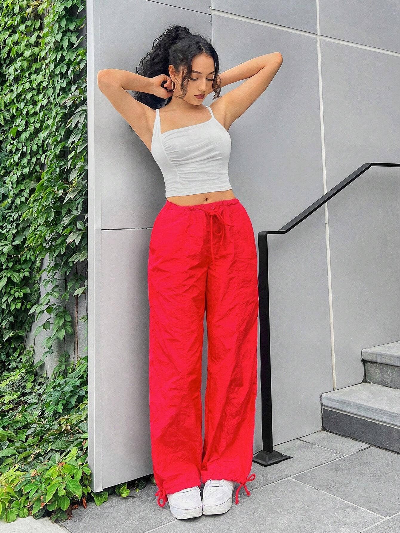 Slim-fitting,fashionable sleeveless halter top