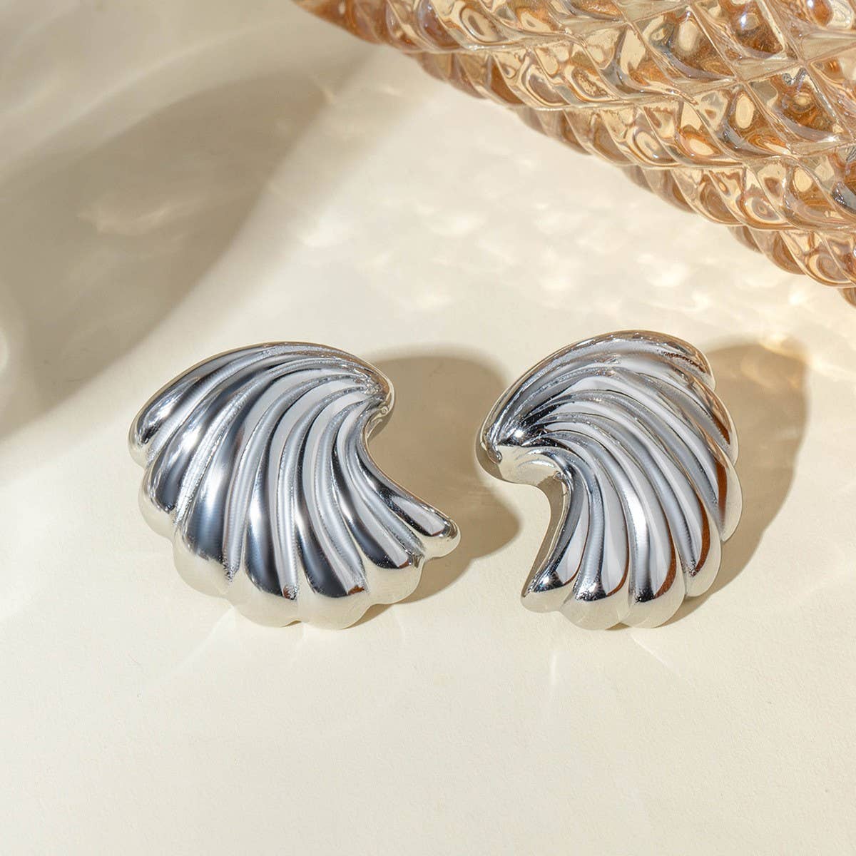 FASHIONABLE GEOMETRIC STRIPED WAVE SHELL EARRINGS