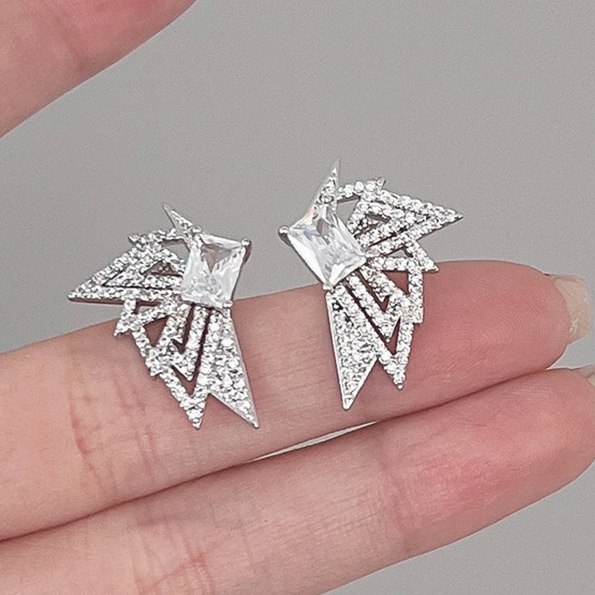 ADVANCED HOLLOW TRIANGULAR EARRINGS_CWAJE1411