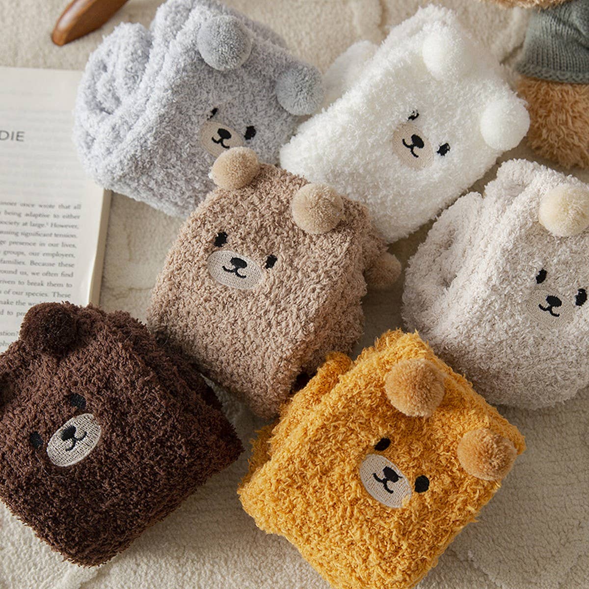 EMBROIDERED CARTOON BEAR LINT-FREE SOCKS