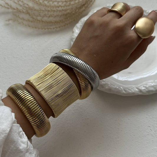 FASHIONABLE SMOOTH SPRING BRACELET FOR WOMEN