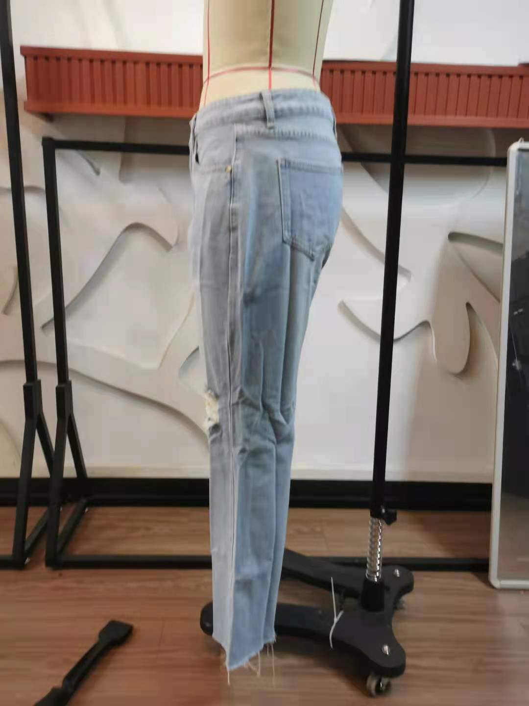 WIDE-LEGGED PANTS RIPPED JEANS