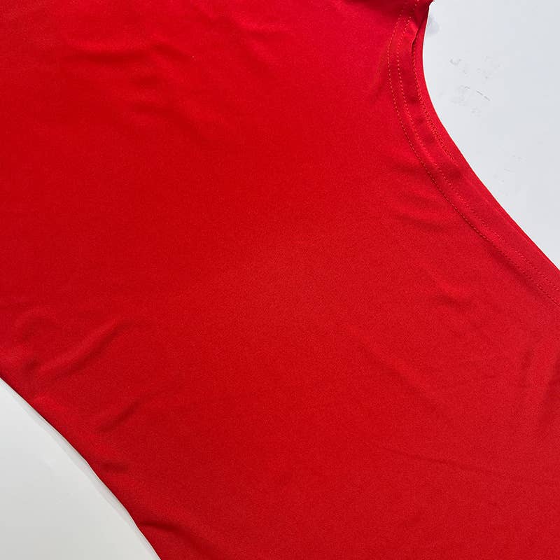 Figure-hugging slit dress with a sense of design