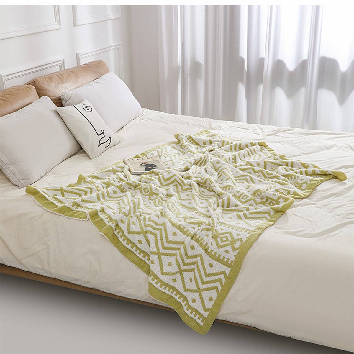 KNITTED SOFT AND LIGHT GEOMETRIC PATTERN BLANKET