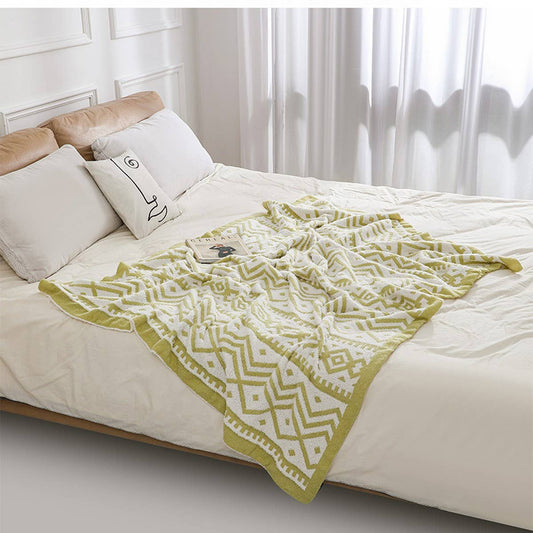 KNITTED SOFT AND LIGHT GEOMETRIC PATTERN BLANKET