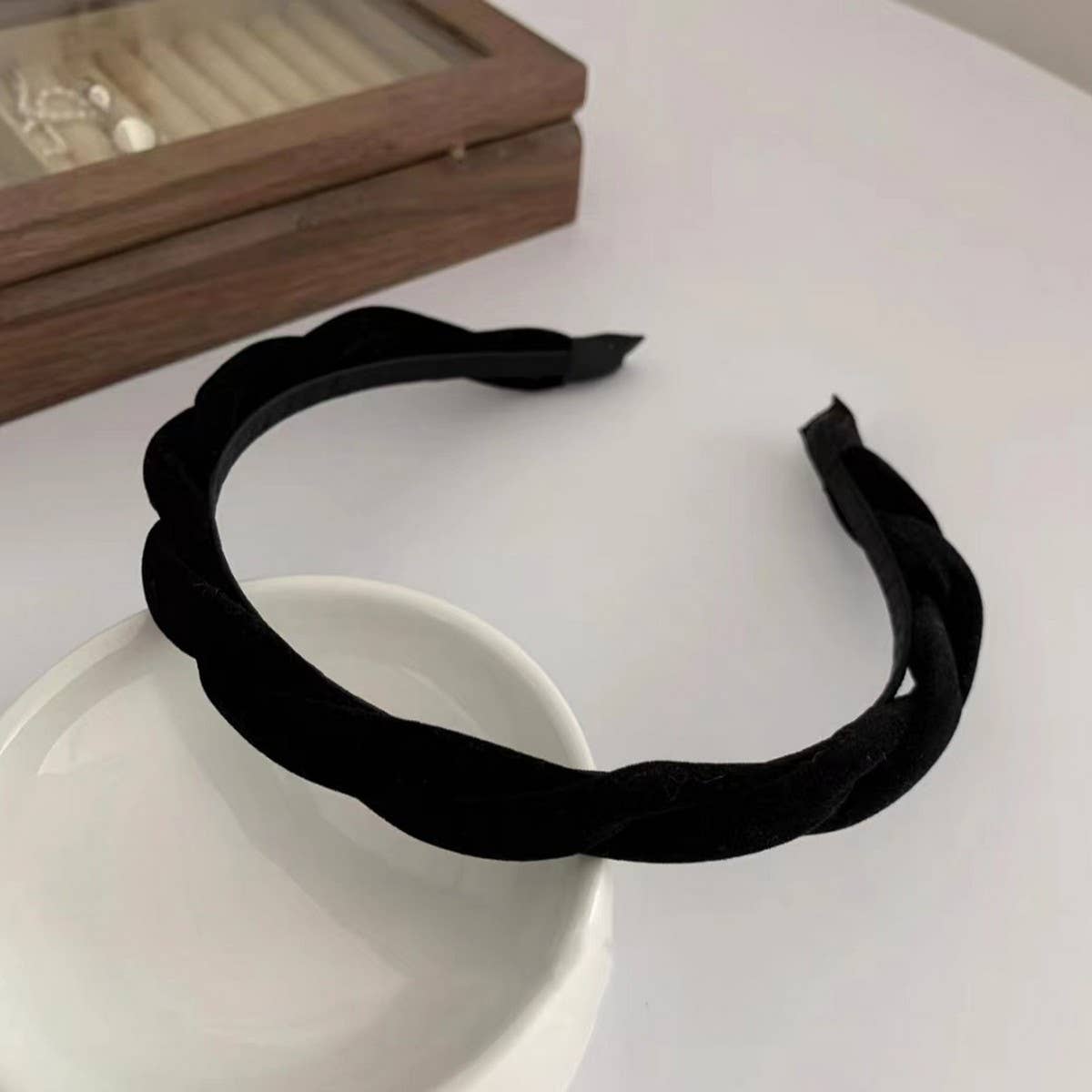 FRENCH RETRO NICHE TWIST HEADBAND