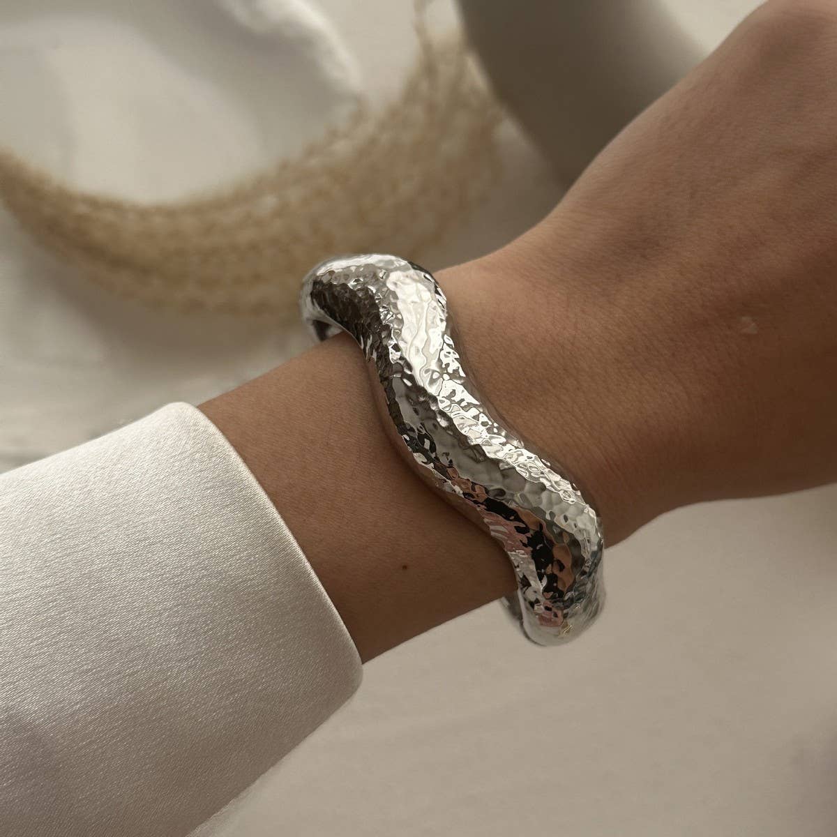 IRREGULAR METAL SMOOTH SPRING WIDE BRACELET