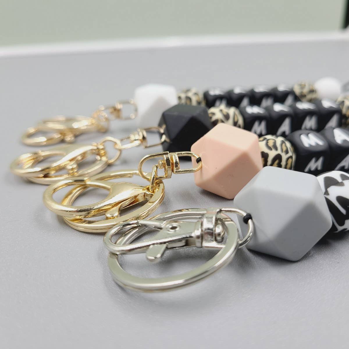 MAMA LETTER SILICONE BEAD KEYCHAIN